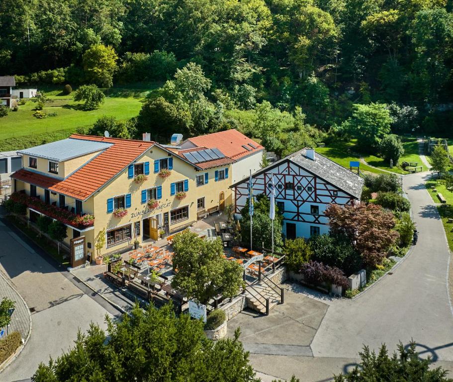 una vista aérea de una casa con patio en Zum blauen Hecht, en Kipfenberg