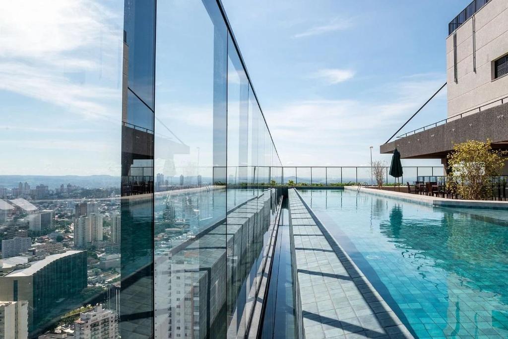 una piscina en la parte superior de un rascacielos en Lindos apto com piscina no Setor Oeste IDV en Goiânia