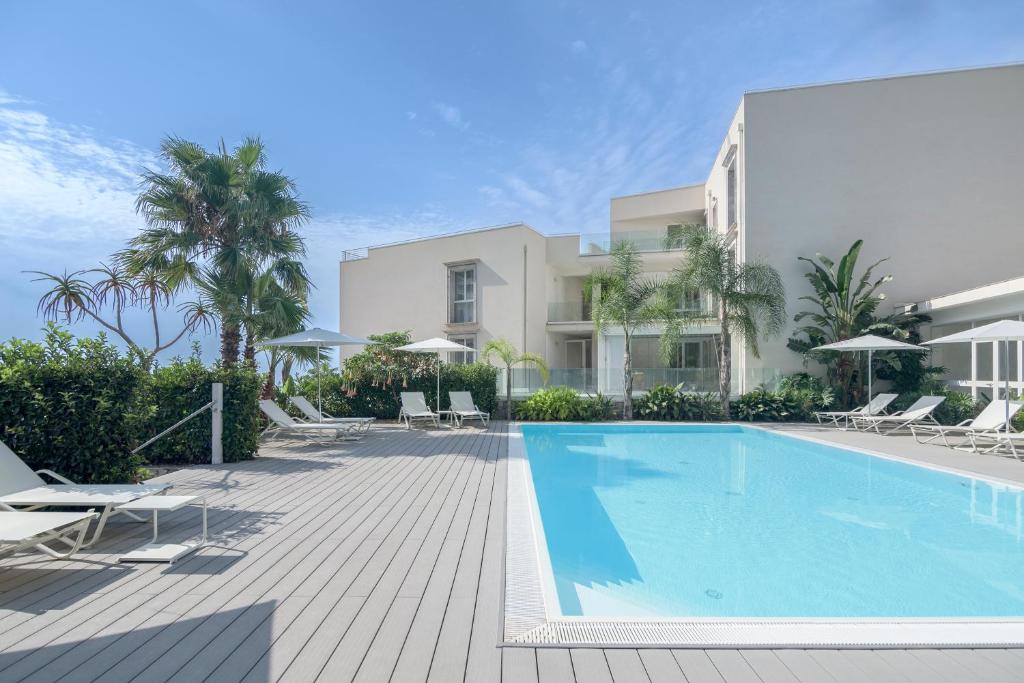 een zwembad voor een gebouw bij Cora Luxury Home in Taormina