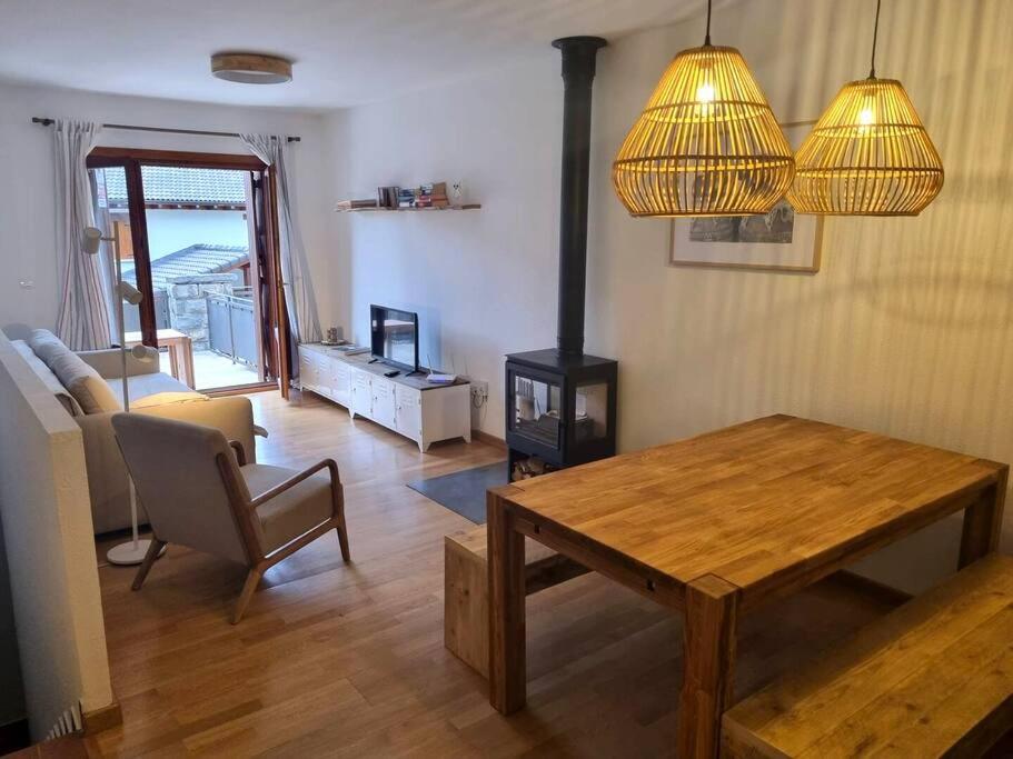 ビリャヌアにあるCasa Biniuの木製のテーブルとダイニングルームのあるリビングルーム