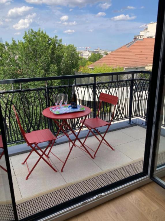 - un balcon avec une table et des chaises dans l'établissement Superb 45 m quiet, à Suresnes