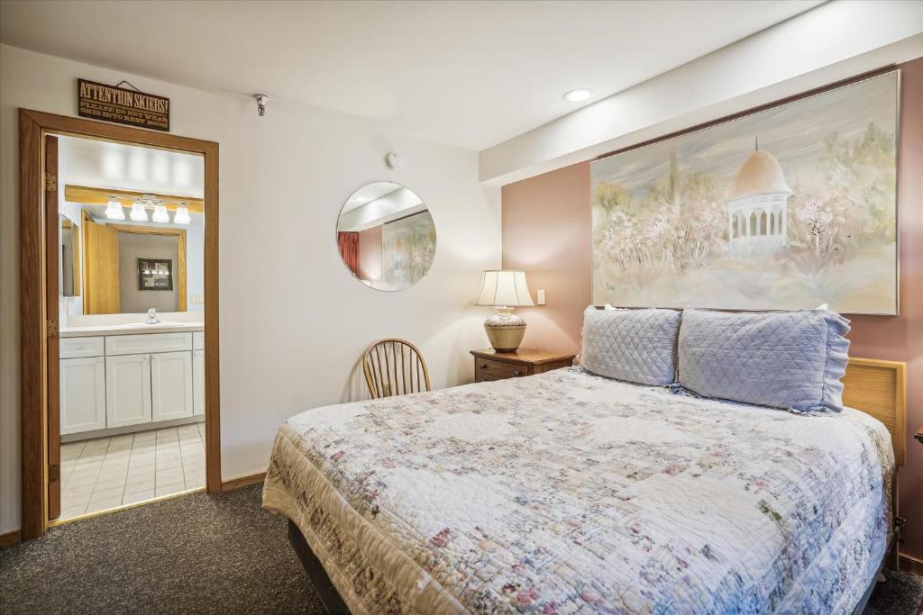 een slaapkamer met een bed, een wastafel en een spiegel bij Highridge B16A Hotel Room Only, Delightful hotel room, sleeps 2 in Killington
