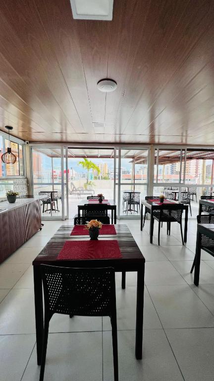 Um restaurante ou outro lugar para comer em Hotel Pousada Kairos Manaira