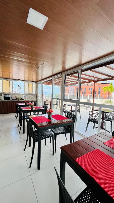 Um restaurante ou outro lugar para comer em Hotel Pousada Kairos Manaira