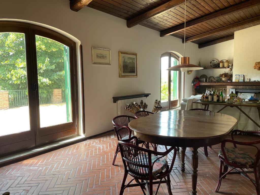 jadalnia ze stołem i krzesłami w obiekcie Romantic Etna house Etna Mare w mieście Pedara