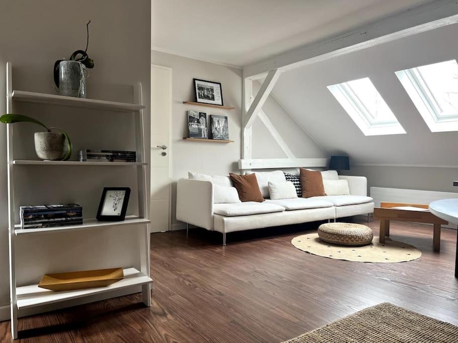 un soggiorno con divano bianco e tavolo di Tolles Studio Apartment nähe Leipzig a Wiedemar