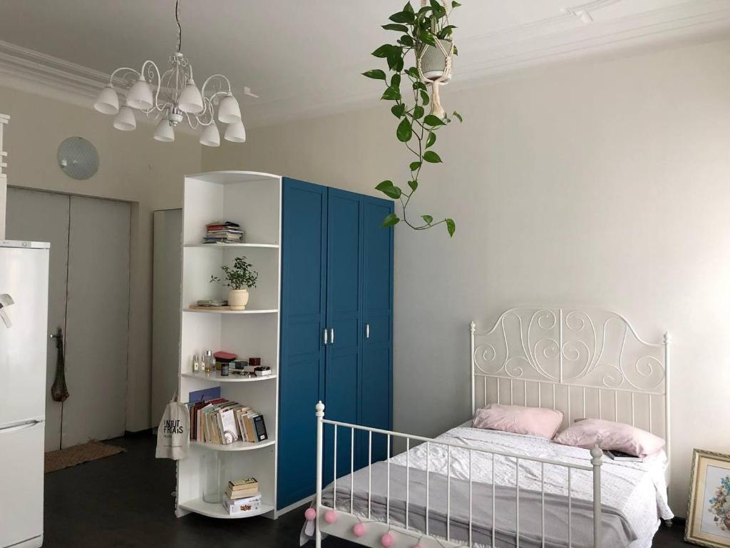 um quarto com uma cama e um armário azul em Makij apartment for night 4 em Narva