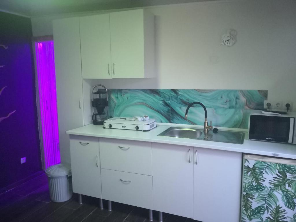 AguatonaにあるTantraloveのキッチン(シンク、紫色の照明付)