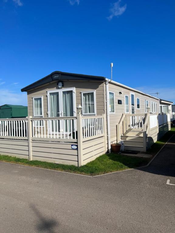 a white house with a fence in front of it at Tarilana in Kent