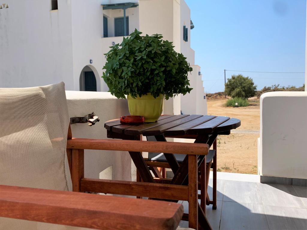 Balkón nebo terasa v ubytování Nostos Plaka Beach