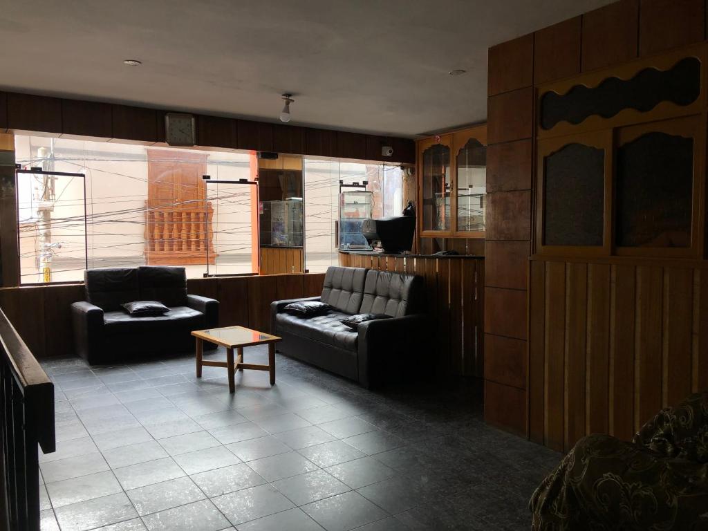 ein Wohnzimmer mit 2 Sofas und einem Tisch in der Unterkunft Hotel Robin in Chota
