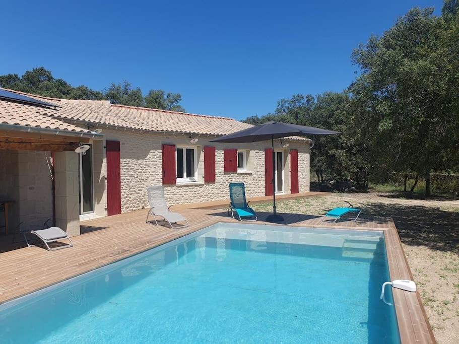 une piscine devant une maison dans l'établissement Charmante maison avec piscine, à La Baume-de-Transit