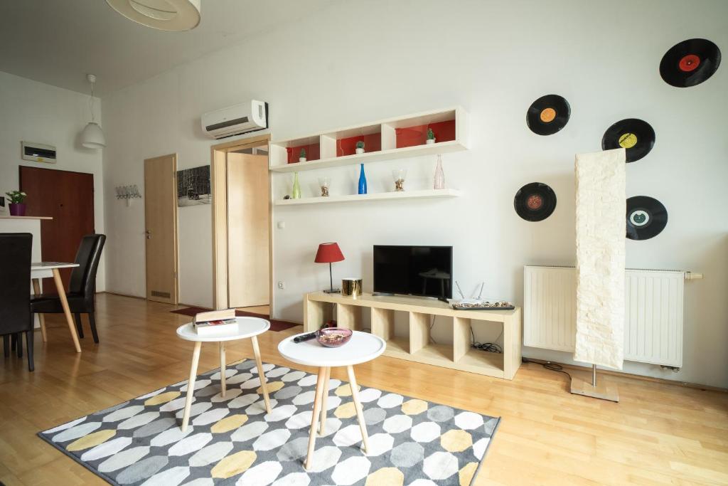 un soggiorno con 2 sedie e un tavolo di Central Apartment at Gozsdu Court, 60 sqm, 2 Rooms with 2 AC, Elevators, Kitchen a Budapest