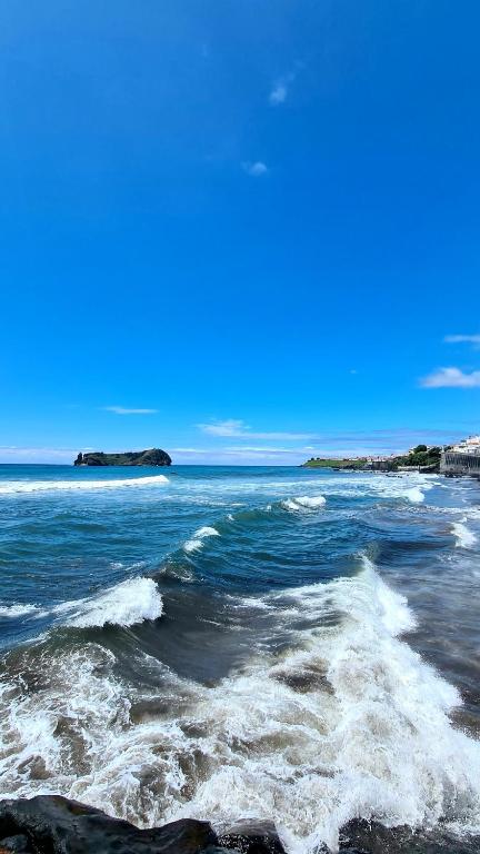 - une vue sur l'océan avec des vagues sur la plage dans l'établissement Farol da Vila, à Vila Franca do Campo