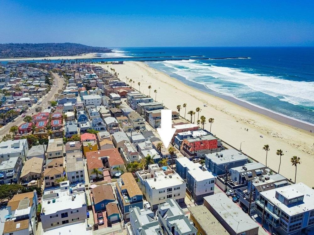 z anteny widok na plażę z palmami i budynkami w obiekcie South Shore 3 w mieście San Diego