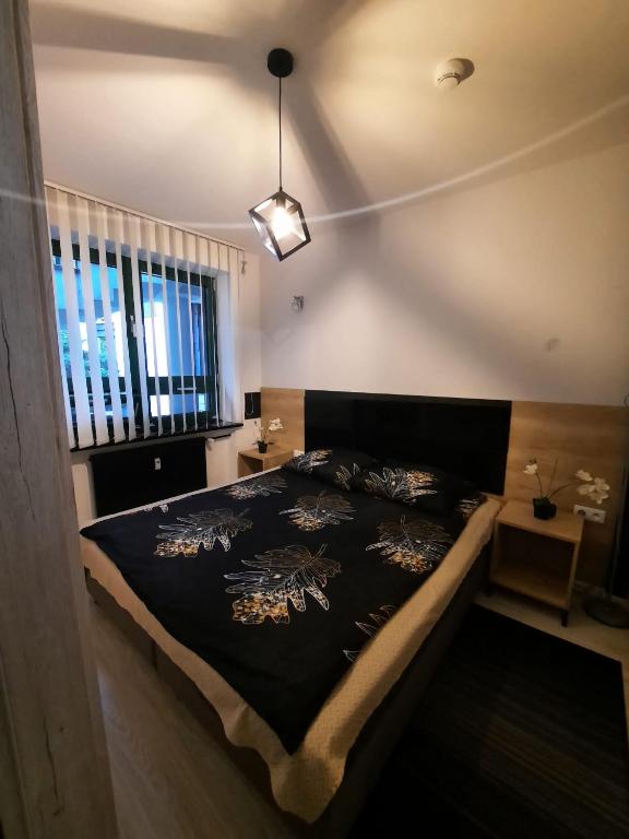 Postel nebo postele na pokoji v ubytování Aparthouse Zegrze
