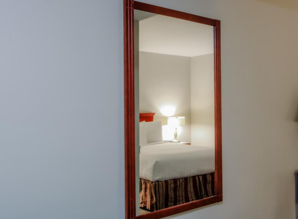 Postel nebo postele na pokoji v ubytování Scott's Inn & Suites
