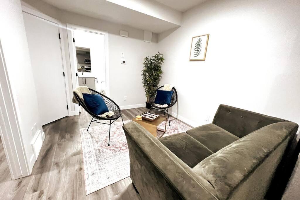 Zona d'estar a Prime Retreat: Cozy 2Bed Bsmnt with Modern Comfort