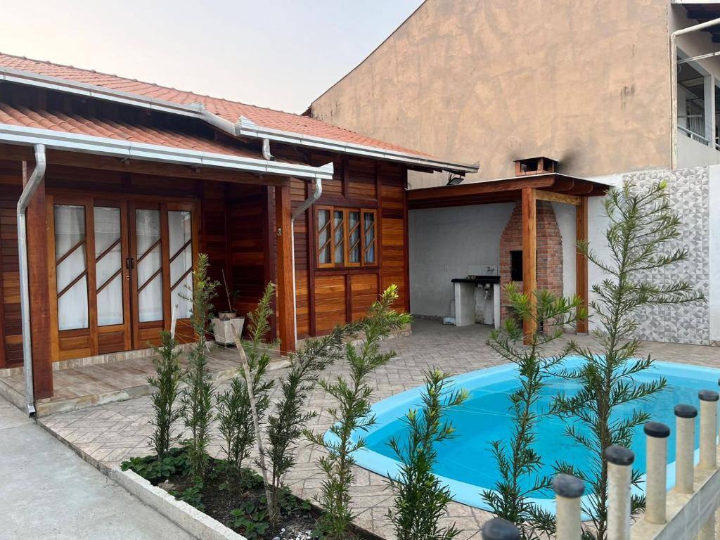una casa con piscina frente a ella en Casa do Kélvio, en Penha
