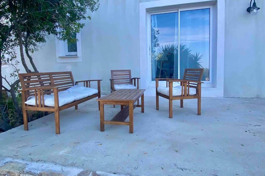un gruppo di sedie, una panchina e un tavolo di Logement entier vue mer a Bastia