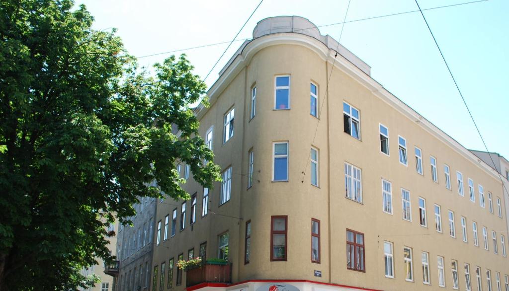 ウィーンにあるアパートメンツ ハイネの窓が多い日焼けの建物