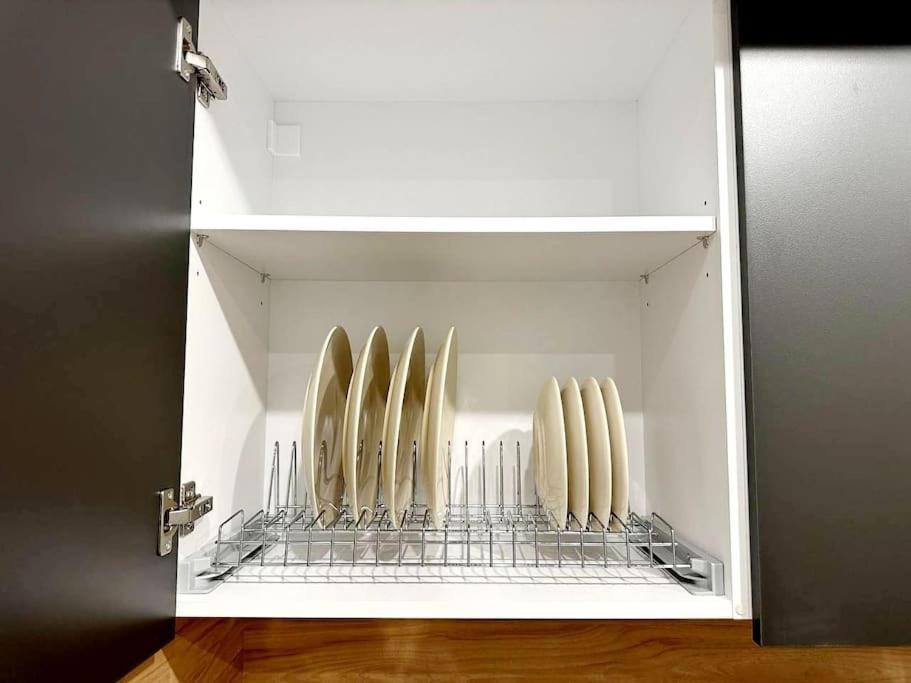 ein Schrank mit mehreren Surfbrettern darin in der Unterkunft Moschato New Home 3 VIPGreece in Piräus