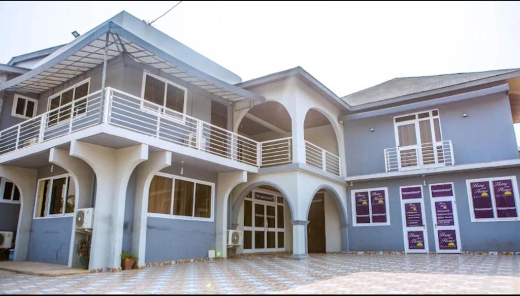 ein großes Haus mit Balkon darüber in der Unterkunft Home from Home GuestHouse in Accra