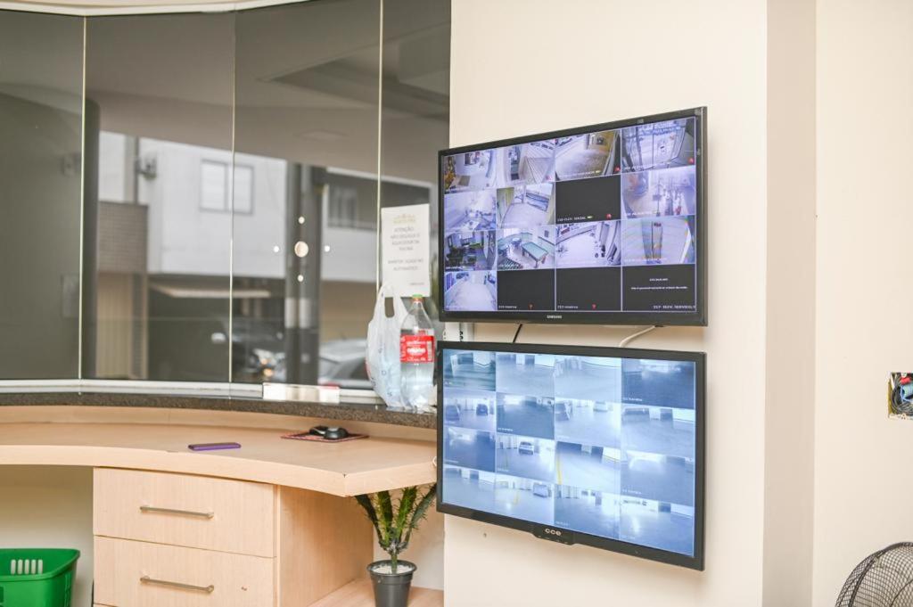 an office with a desk with a computer and a monitor at Brisa Mar Apartamento Aconchego in Balneário Camboriú
