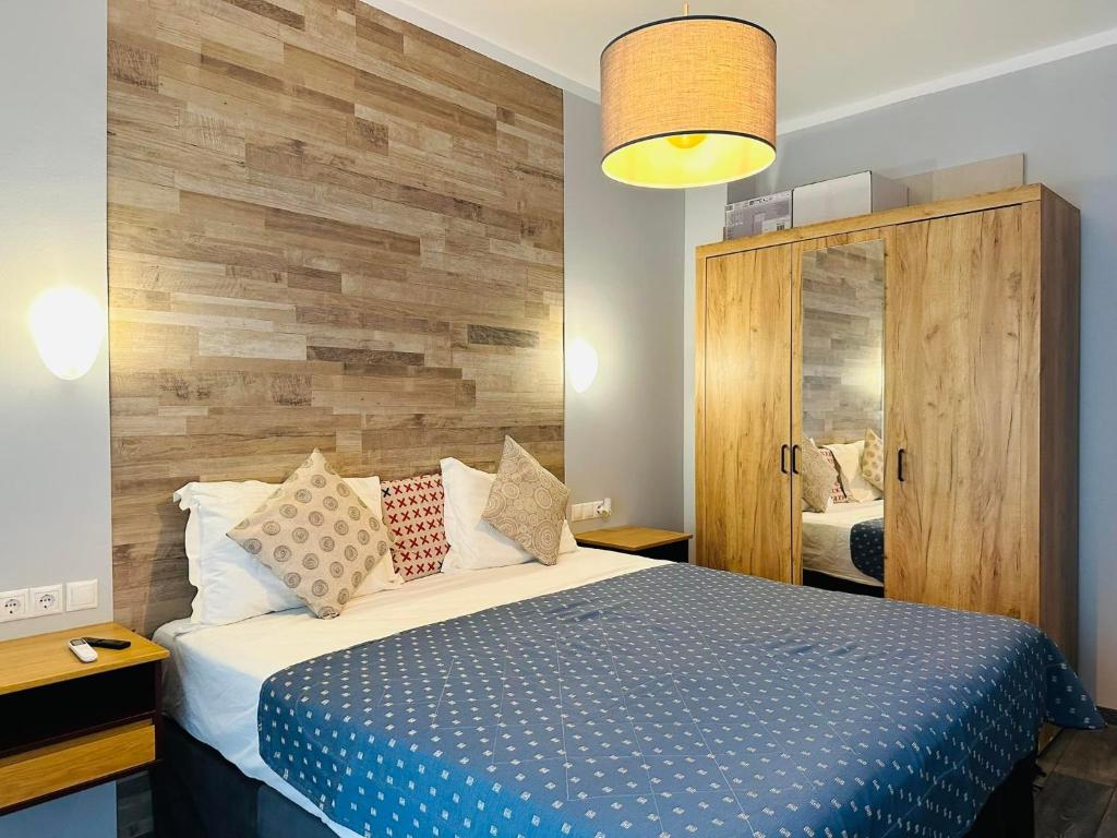 um quarto com uma cama e uma parede de madeira em Apartment Dimitris em Atenas