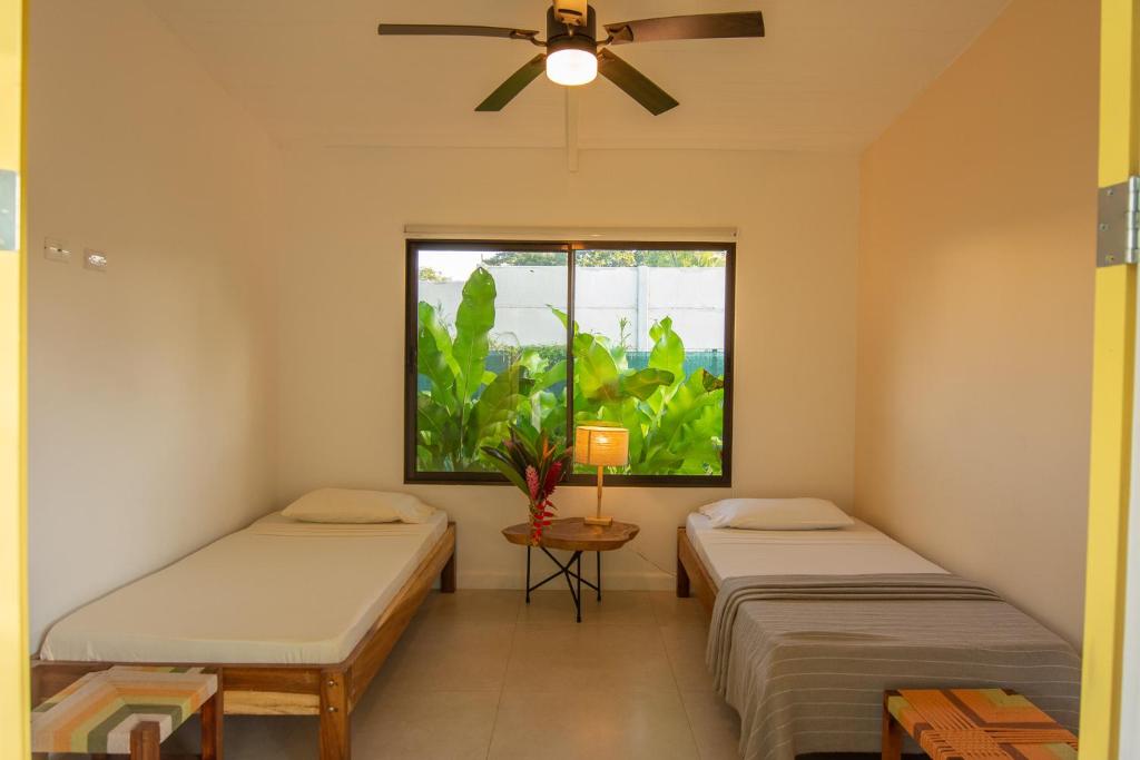 Postel nebo postele na pokoji v ubytování Namaitamí Casa Hermosa con AC y piscina a Solo 650 Metros del Parque Nacional Cahuita