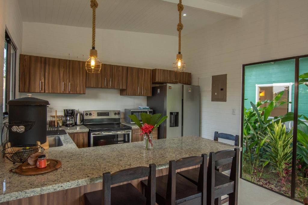Kuchyň nebo kuchyňský kout v ubytování Namaitamí Casa Hermosa con AC y piscina a Solo 650 Metros del Parque Nacional Cahuita