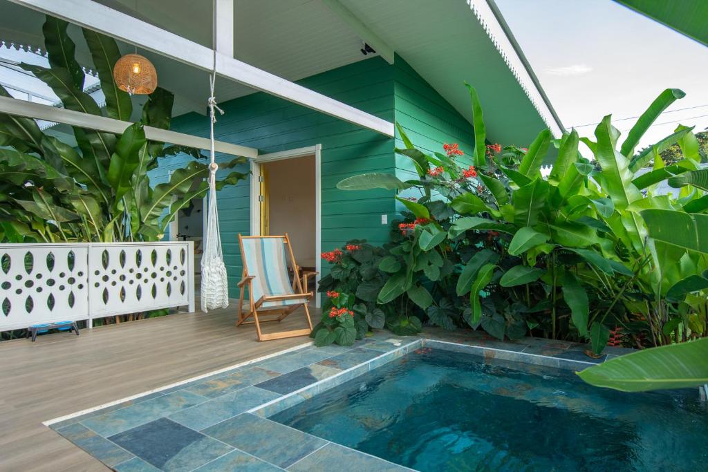 una casa con piscina en el patio en Namaitamí Casa Hermosa con AC y piscina a Solo 650 Metros del Parque Nacional Cahuita, en Cahuita