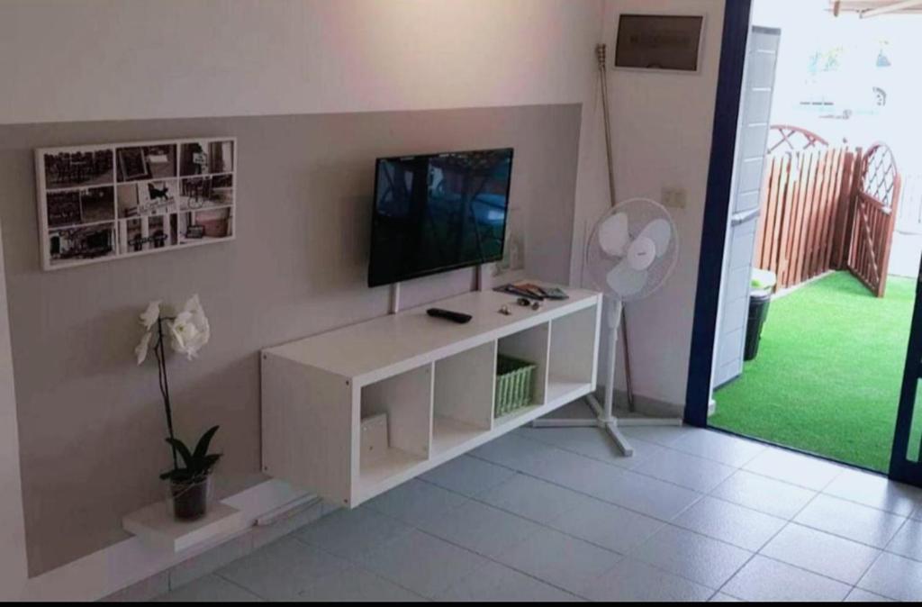 TV a/nebo společenská místnost v ubytování AMAZING BUNGALOW WITH WI-FI FOR RELAXING HOLIDAYS