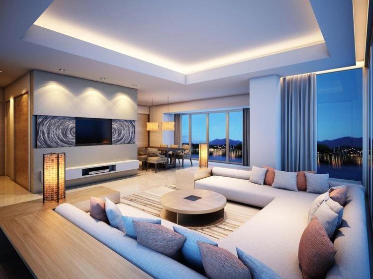 uma sala de estar com um sofá, uma televisão e uma mesa em Special VIP Mariott Apartment em Baku