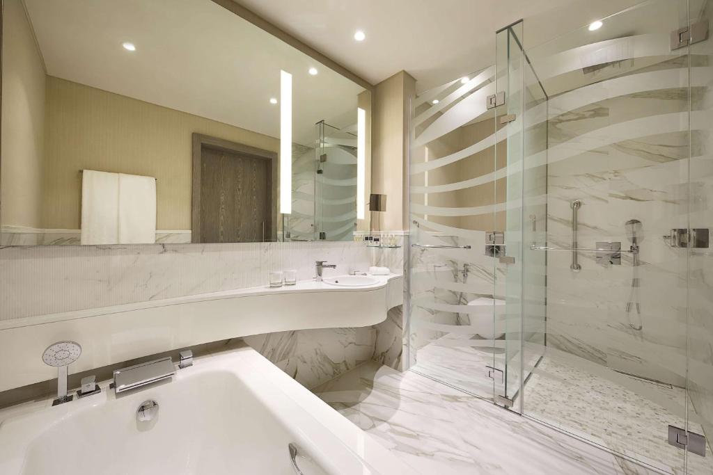 Koupelna v ubytování DoubleTree by Hilton Doha Old Town
