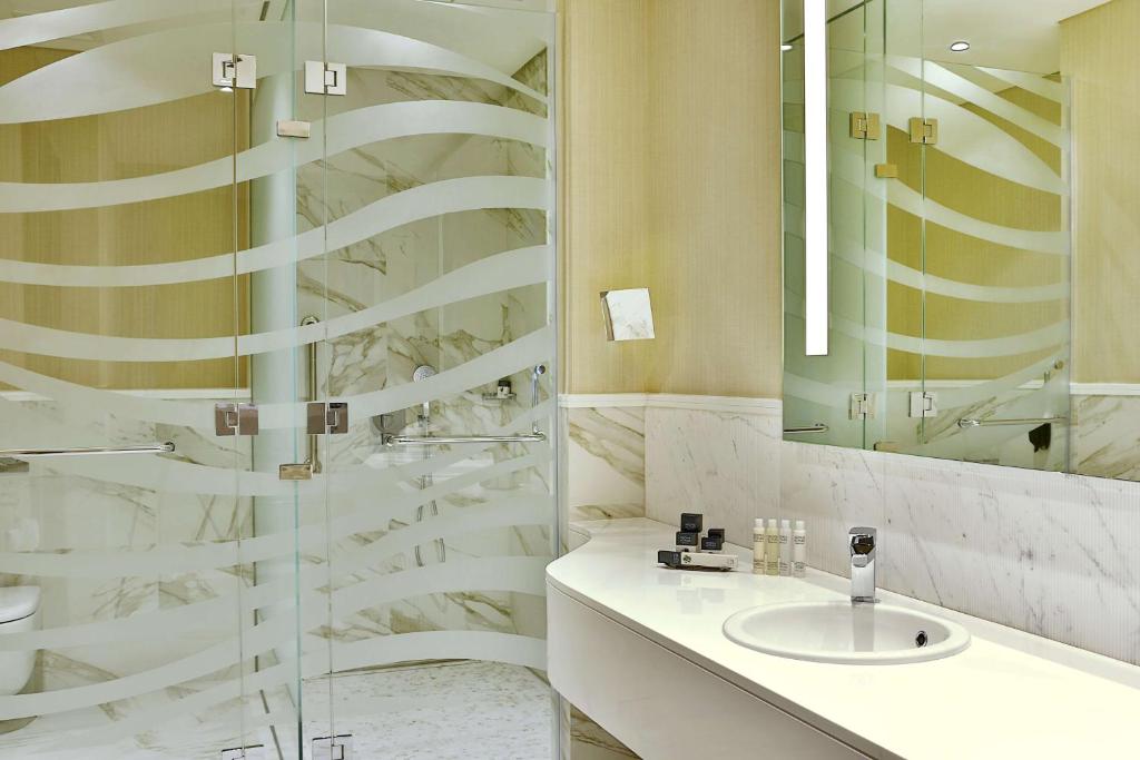 Koupelna v ubytování DoubleTree by Hilton Doha Old Town
