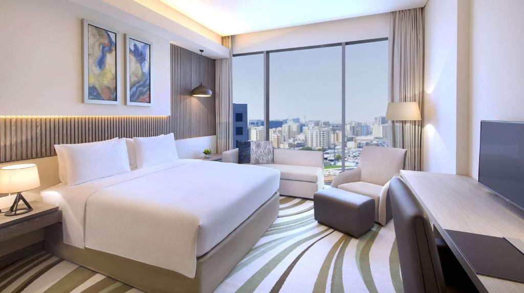 Postel nebo postele na pokoji v ubytování DoubleTree by Hilton Doha Old Town