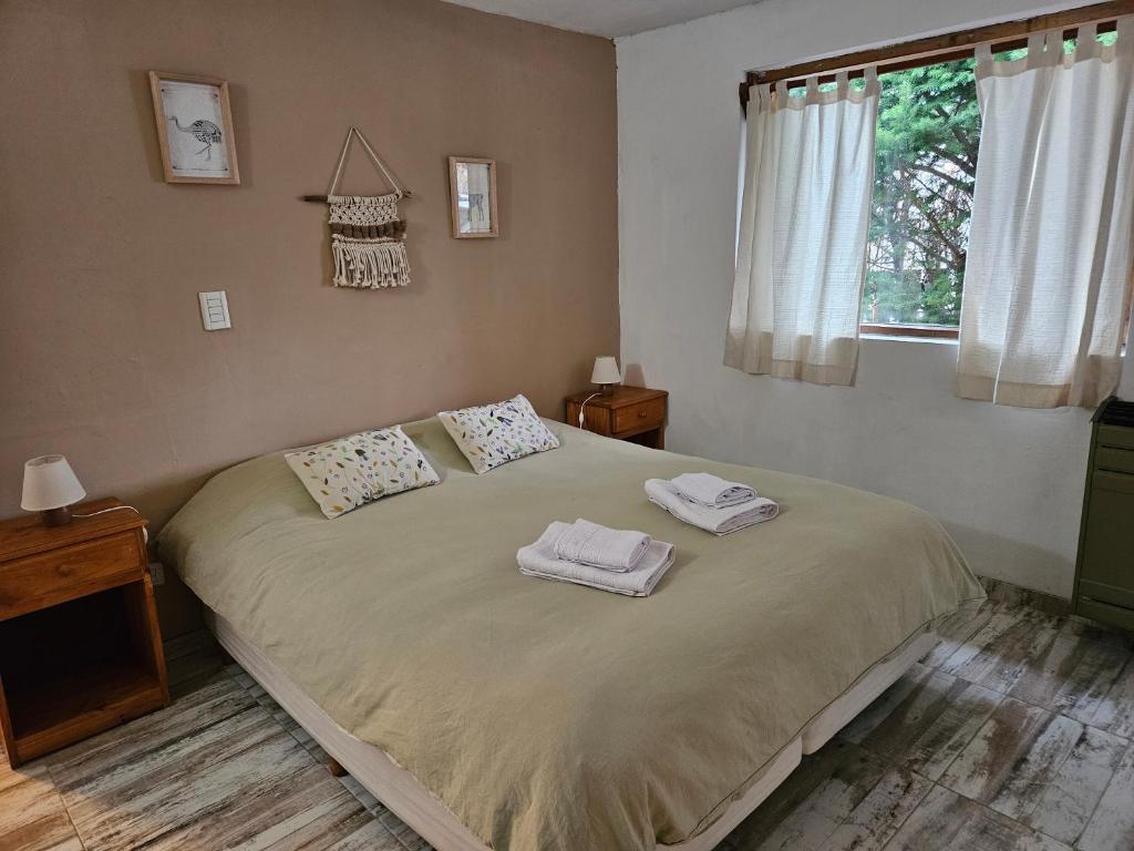 - une chambre avec un lit et 2 serviettes dans l'établissement Las Adelas Chaltén, à El Chalten