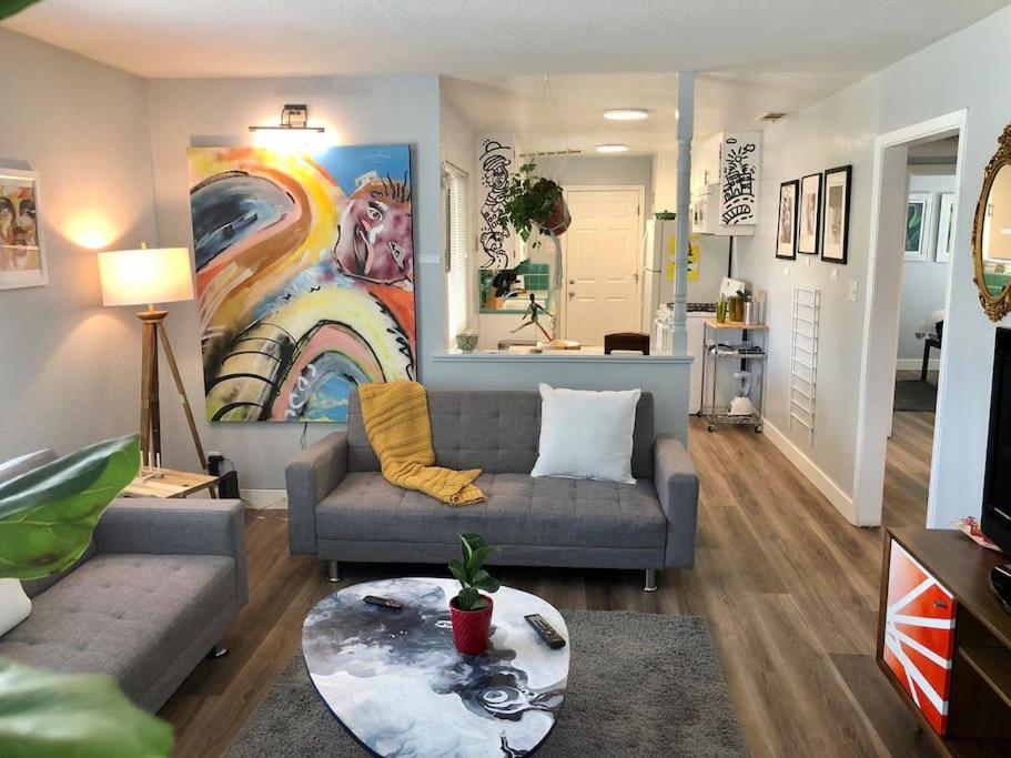 sala de estar con sofá y pintura en Smart Eclectic ART HOUSE near UC Davis Med Center, en Sacramento