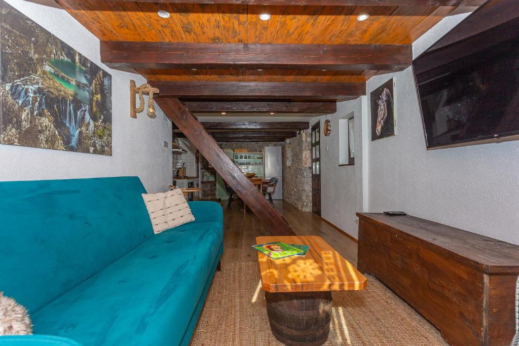 Televízia a/alebo spoločenská miestnosť v ubytovaní Hedgehog's Home