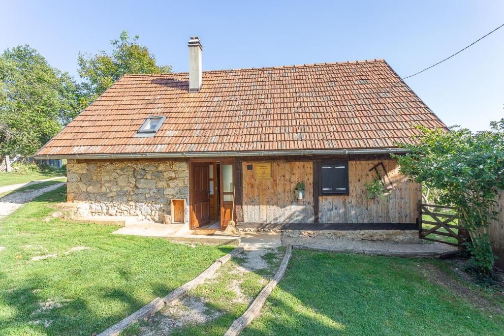 Budova, v ktorej sa horská chata nachádza