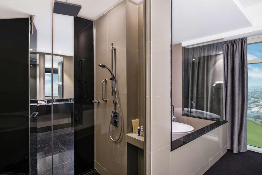 Koupelna v ubytování V Hotel Dubai, Curio Collection by Hilton