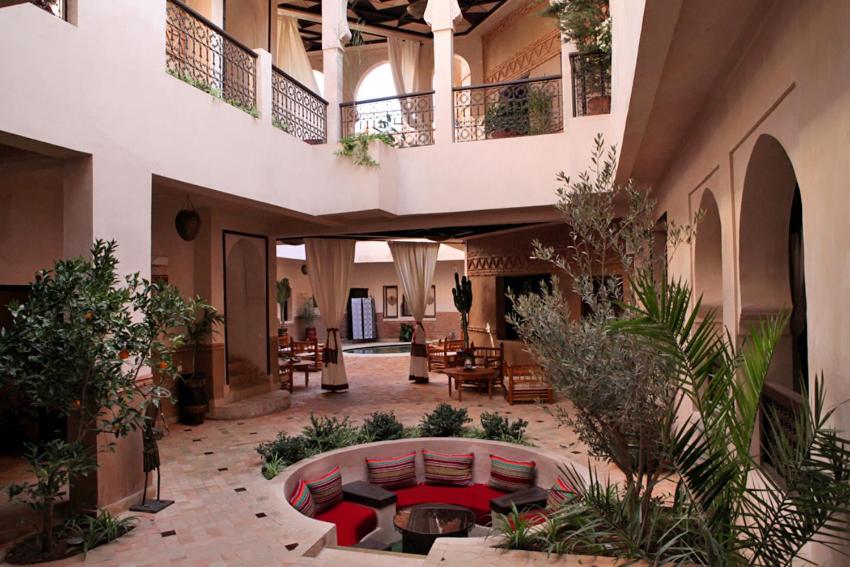 - un hall avec un canapé et des chaises dans un bâtiment dans l'établissement Les Sources Berbères Riad & Spa, à Marrakech