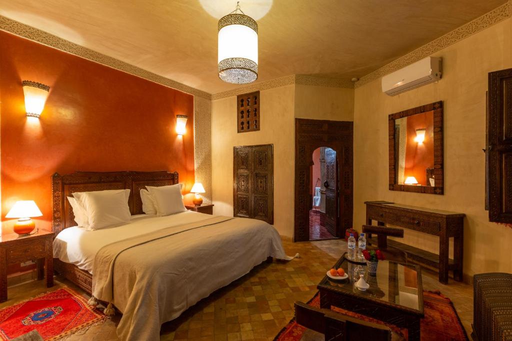Postel nebo postele na pokoji v ubytování Les Sources Berbères Riad & Spa