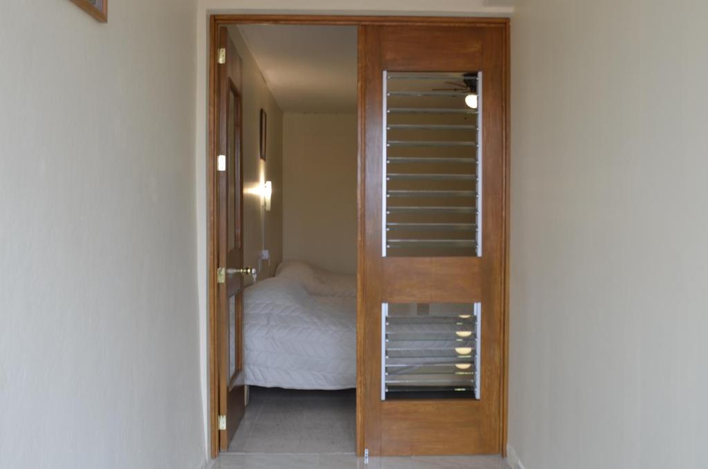 uma porta que leva a um quarto com uma cama em Casa Shanti Oaxaca em Oaxaca de Juárez