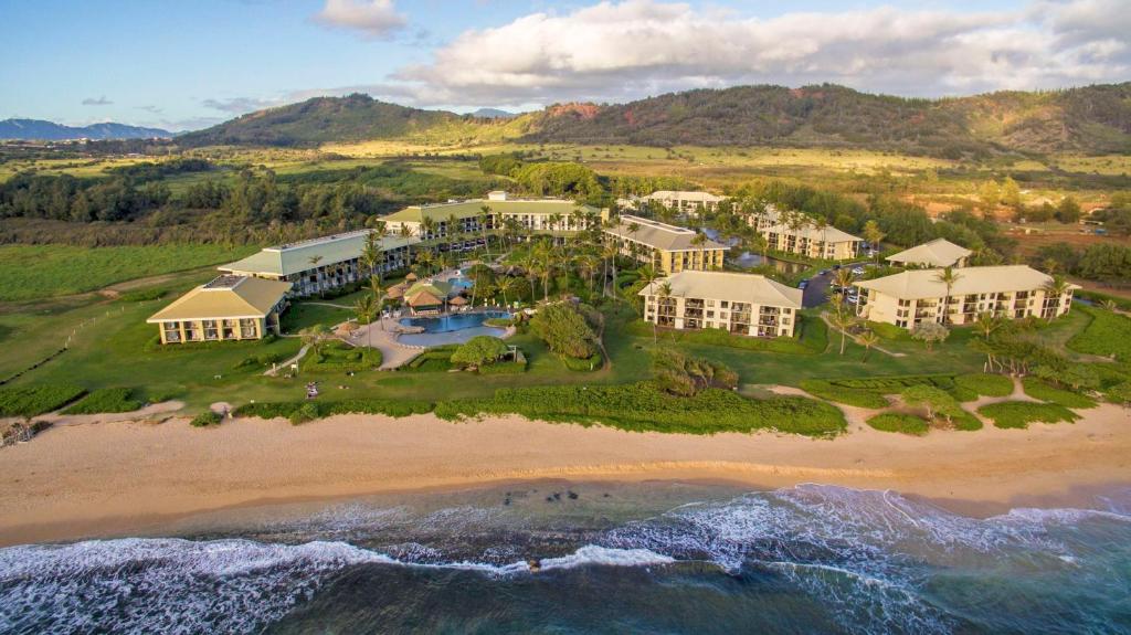 una vista aérea de un complejo en la playa en OUTRIGGER Kaua'i Beach Resort & Spa, en Lihue