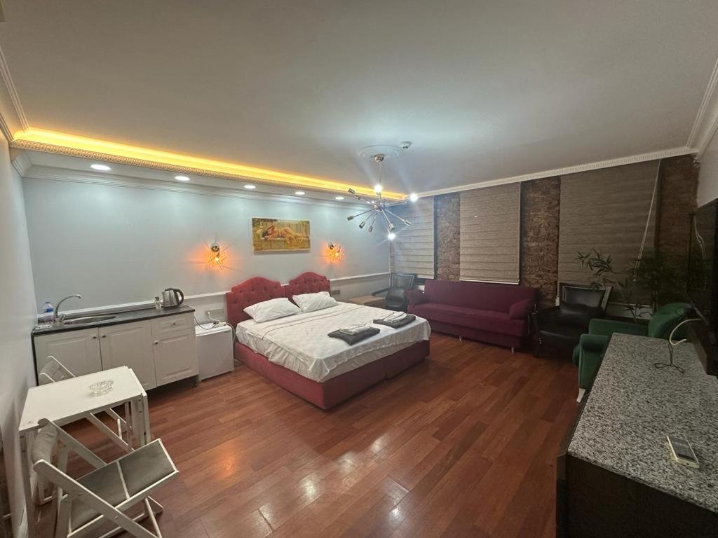 ein Schlafzimmer mit einem Bett und ein Wohnzimmer in der Unterkunft Konak suit in Istanbul