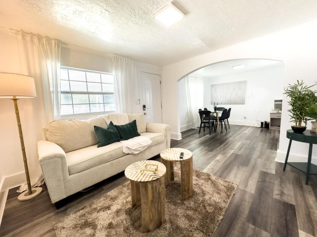 sala de estar con sofá y 2 mesas de madera en 2b1b Stylish Little House W Shared Pool 511 en Clearwater