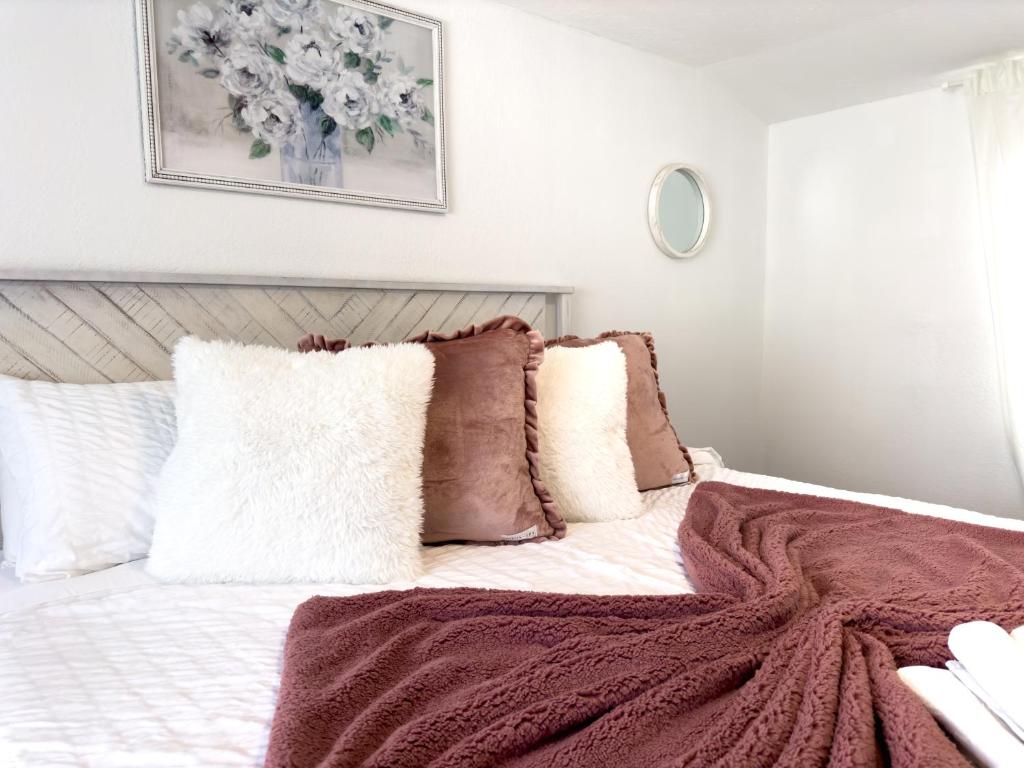 1 dormitorio con 1 cama grande con almohadas en 2b1b Stylish Little House W Shared Pool 511 en Clearwater