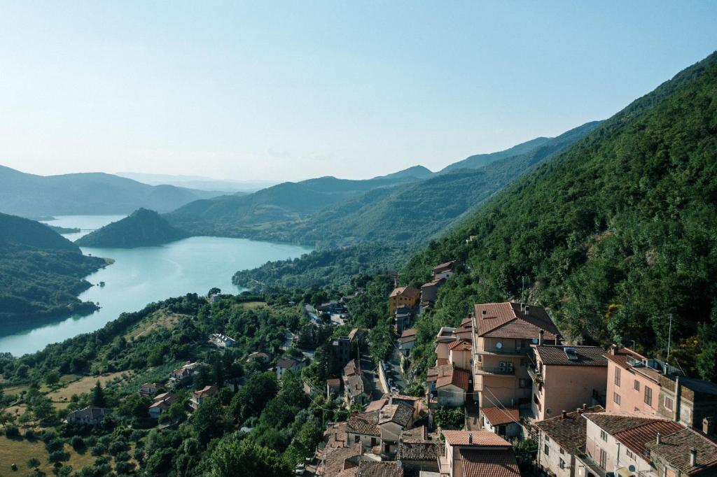 Et luftfoto af (Incanto sul Lago Turano) la vista panoramica più bella